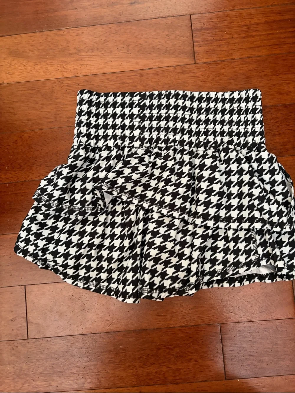 ALO Yoga Black & White Houndstooth Ruffle Skort